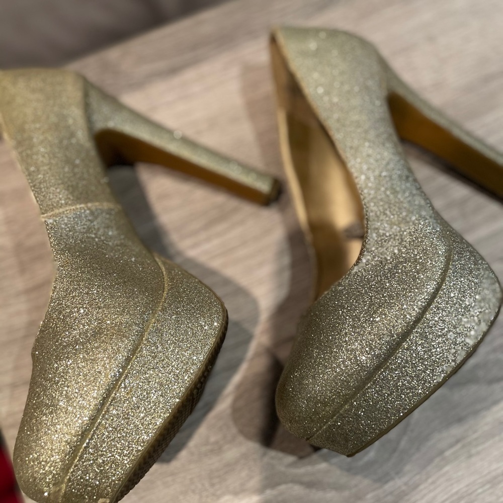 Size 10 Gold Pumps